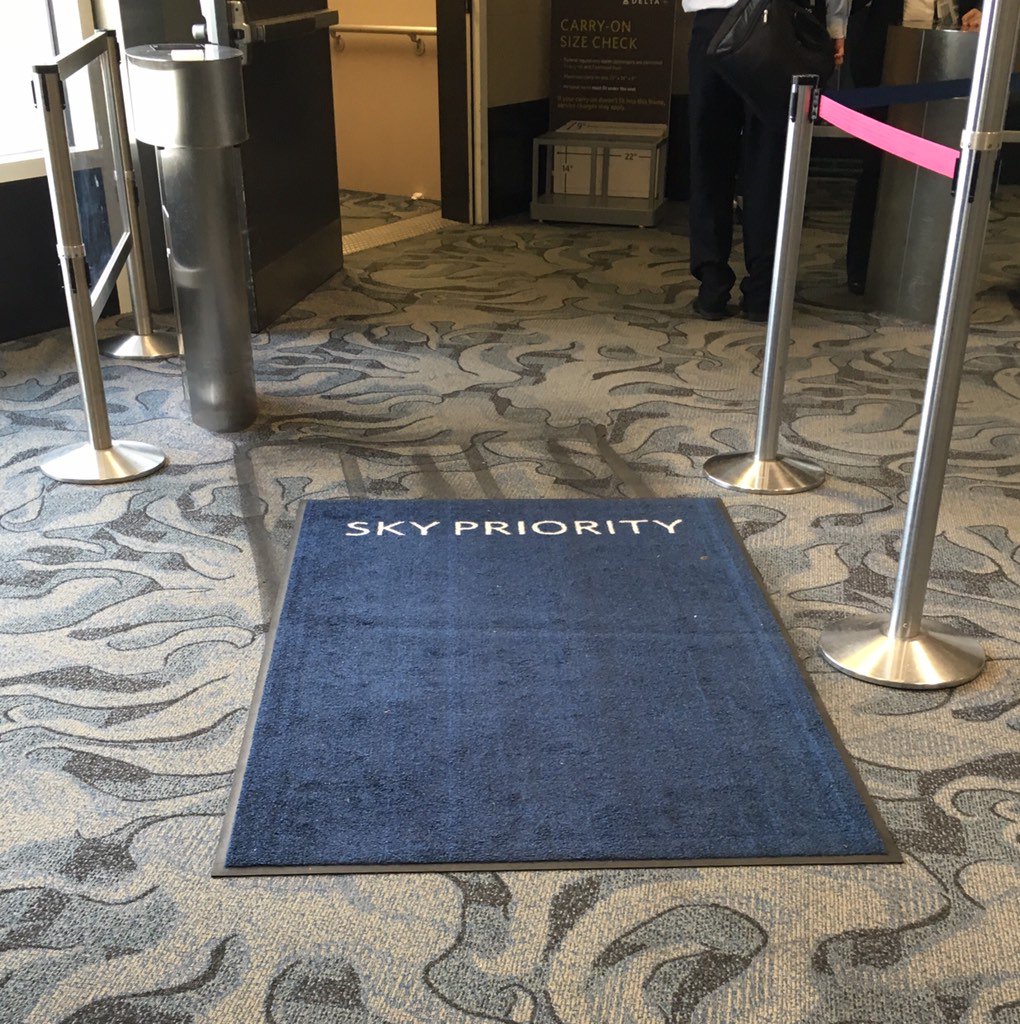 Dotcy3's tweet photo. Felt special for 3 seconds taking 2 steps on the magic carpet. Back to ordinary in the hot jetway 🤔#temporaryhigh https://t.co/OIF5ZuZ36T