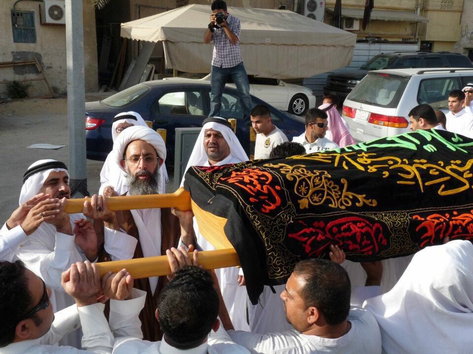 mbanalnemer's tweet photo. لم يُغسل
لم يُكفن
لم يُصلى عليه
لم يُشيع
الشيخ_النمر_شهيدا يُشيع ويُصلي صلاة الميت على والده في ذكرى وفاته 1437/6/16 https://t.co/QoI9PKGzYX
