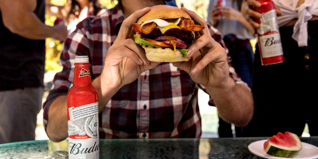 Manos llenas, corazón contento. #BudAndBurgers