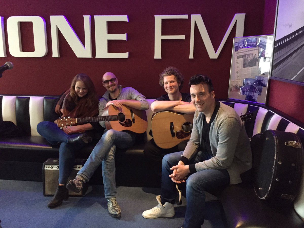 Te gast bij #SimoneFM met de bandleden voor een paar nummers in een akoestisch jasje. Tussen 16:00 en 17:00 👍🏻