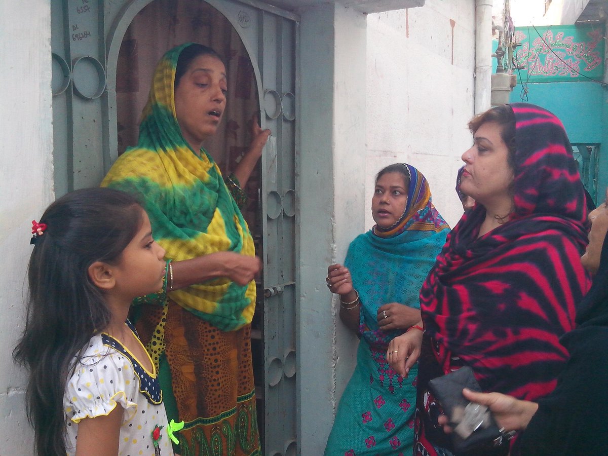 sabaiqbal20's tweet photo. Door to door campaign for #PS115 #UC11 ward 4.. #LinesArea4Altaf https://t.co/yZKsLcV4bt