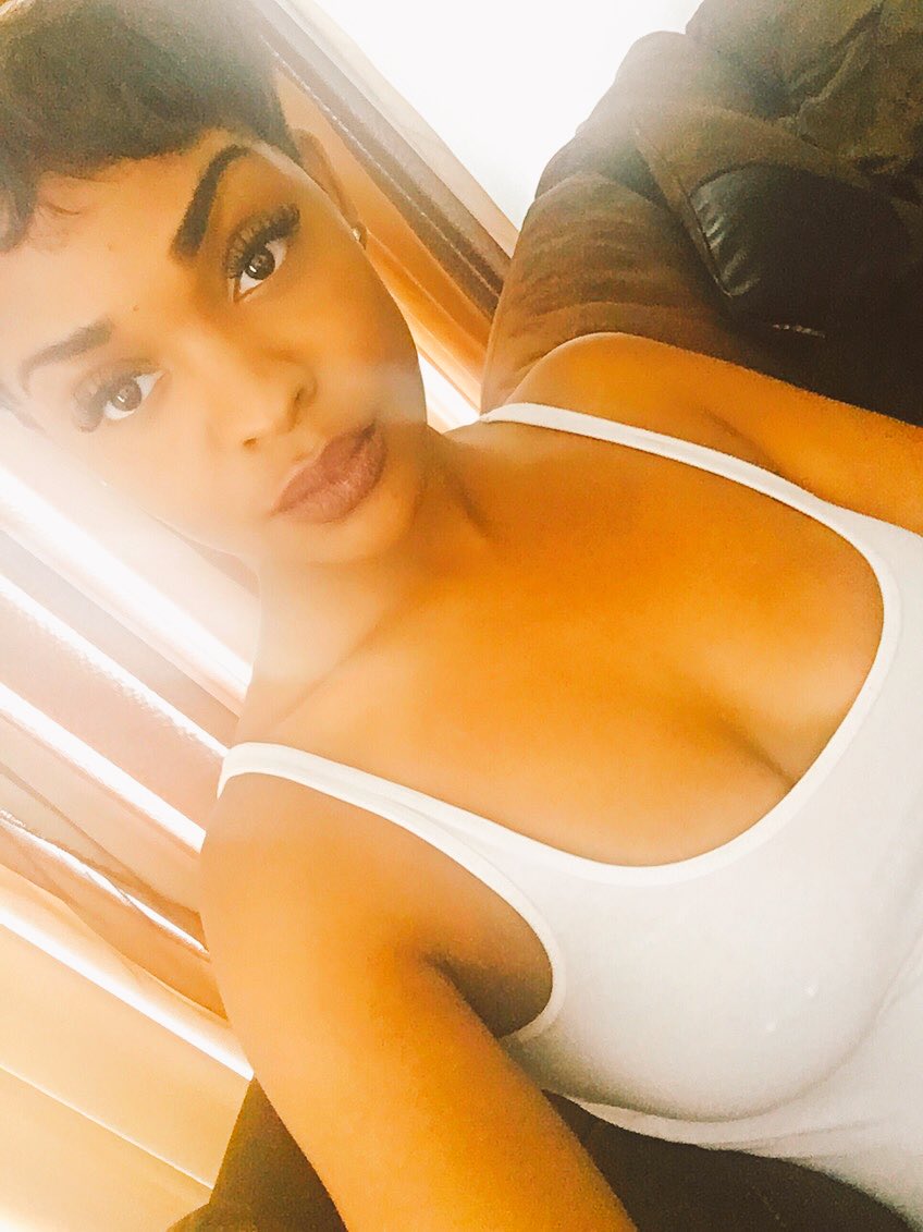 ClassiestQueen's tweet photo. Look like ya mama in 93' https://t.co/6rZfh7NKSE