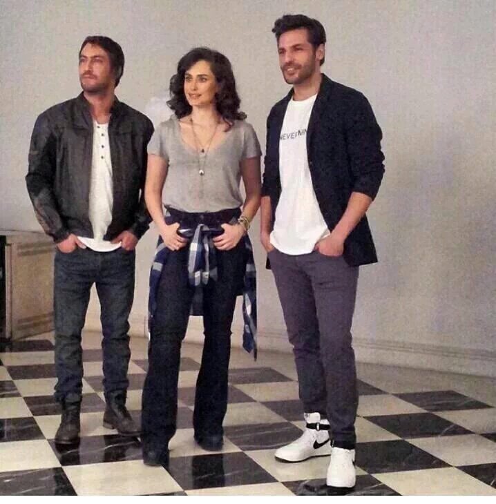 TvDunyasii's tweet photo. #HayatımınAşkı Serkan Çayoğlu-Hande Doğandemir ve Berk Hakman YENİ https://t.co/NJFPqmFKFk