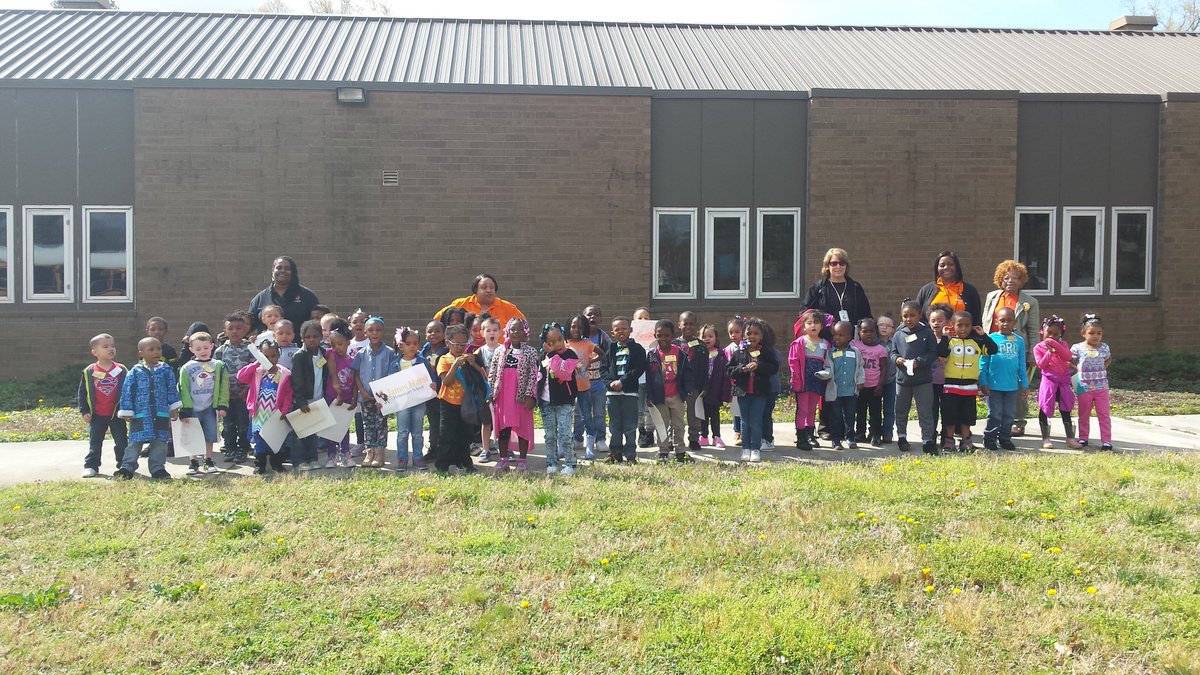 EmilySpong_pps's tweet photo. Future kindergarten students at James Hurst Elementary!!! Thank you for the wonderful tour! #espcubs #JamesHurst https://t.co/rS3xzvqsaE