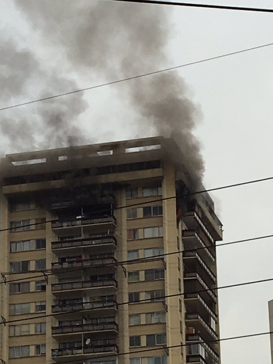 aleeguiguren's tweet photo. Incendio en edifico Vespucio con cerro la parva. @reddeemergencia  @biobio @adnradiochile https://t.co/27Ct8FZHz5