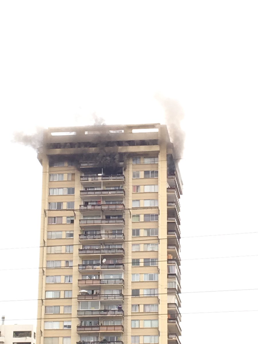 aleeguiguren's tweet photo. Incendio en edifico Vespucio con cerro la parva. @reddeemergencia  @biobio @adnradiochile https://t.co/27Ct8FZHz5