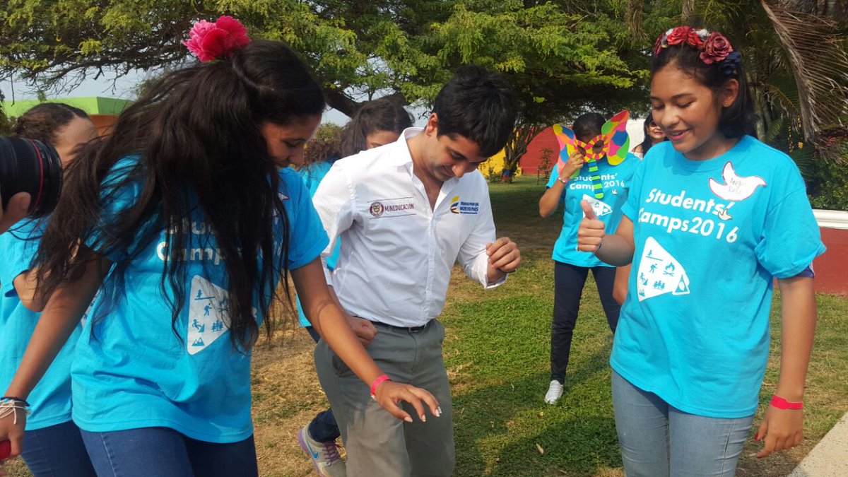 Mineducacion's tweet photo. Con distintas actividades en #CamposdeInmersiónenInglés como teatro, música, baile y juegos, incentivamos el inglés. https://t.co/xfhPpKtMcU