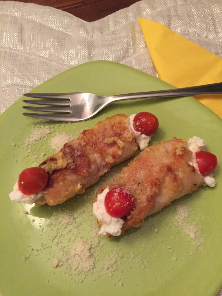 Emoticibo's tweet photo. Involtini di pollo e ricotta o cannoli? Scherzi di Emoticibo https://t.co/k98lPVcnk9