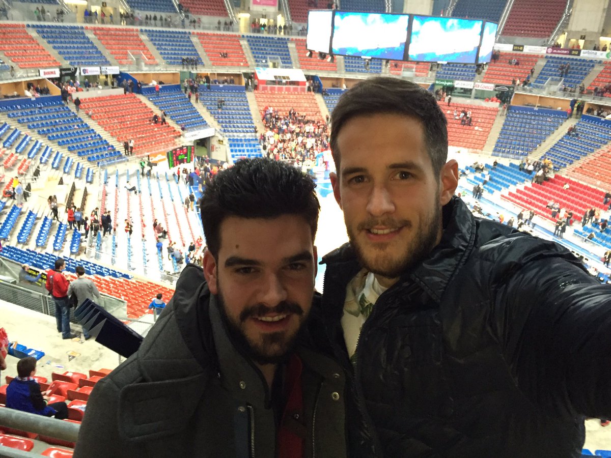 neila87's tweet photo. Gozando por Vitoria con @adrian_mochi @igtorrs @JoseAng28762347 . #BuesaArena #Baskonia-RM #PartidoTOP https://t.co/qdCEOfvsD0