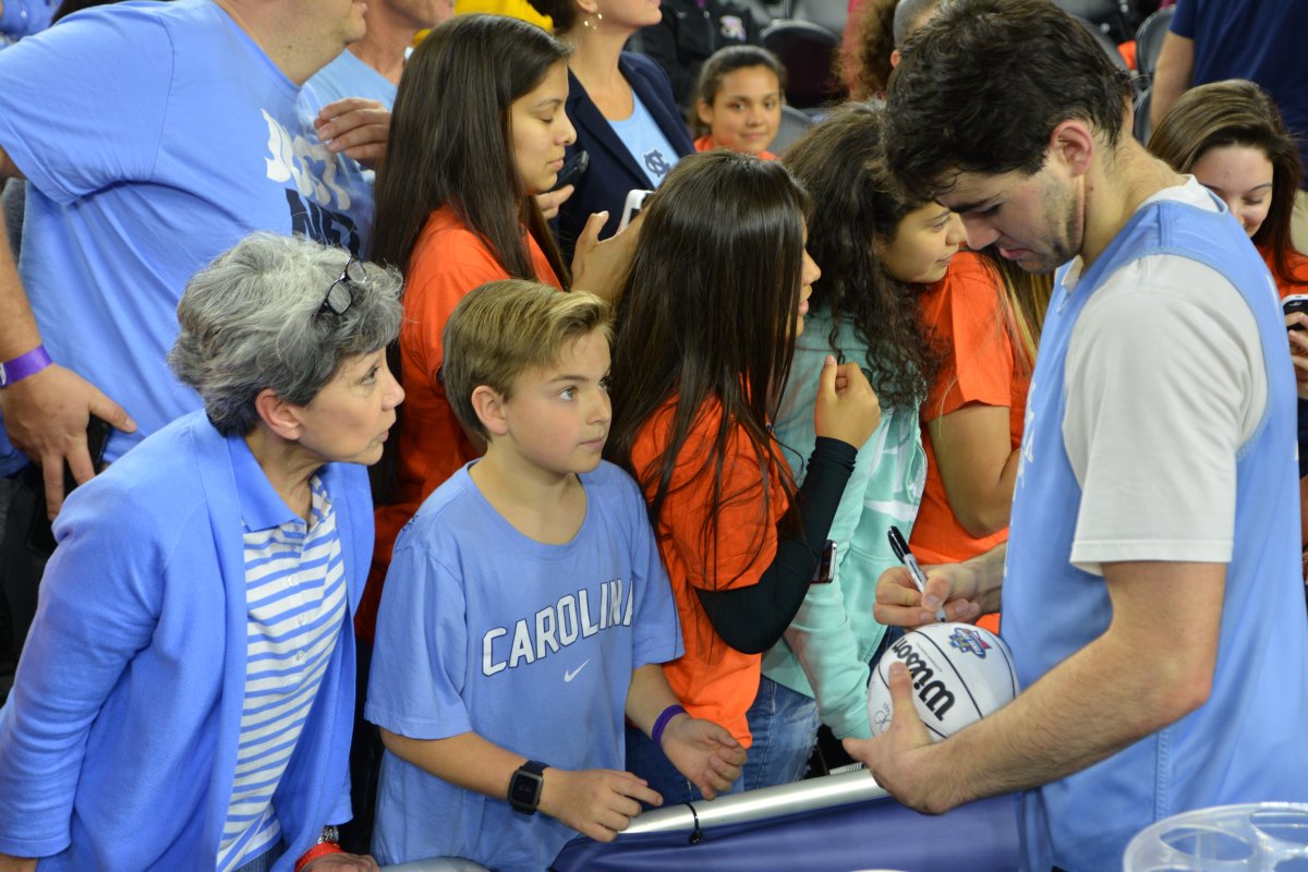 nrgpark's tweet photo. Check out the @UNC_Basketball Team with their biggest fans! @FinalFour https://t.co/DMTGy4ZeZx