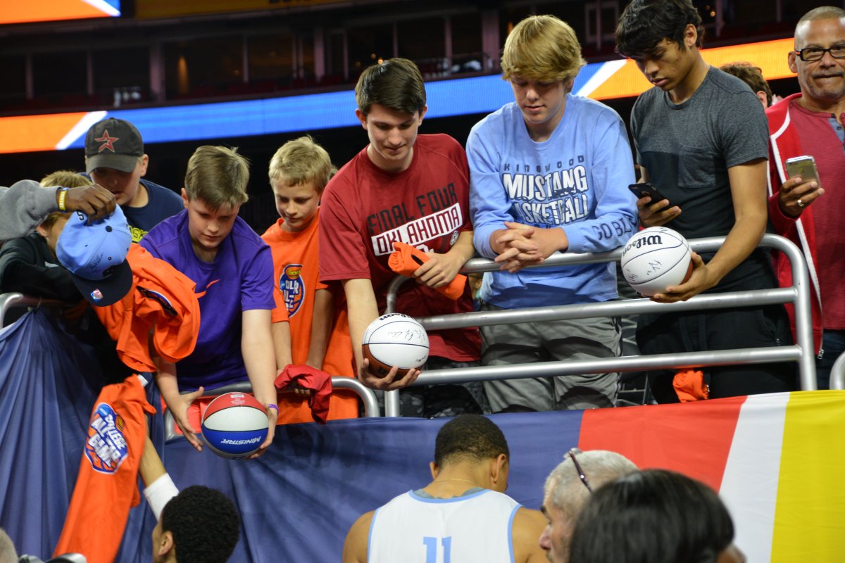 nrgpark's tweet photo. Check out the @UNC_Basketball Team with their biggest fans! @FinalFour https://t.co/DMTGy4ZeZx