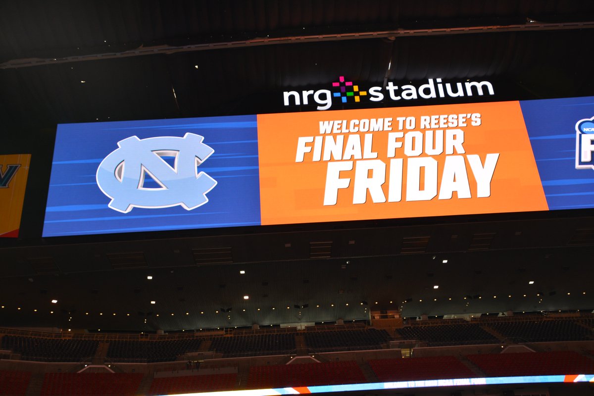 nrgpark's tweet photo. Check out the @UNC_Basketball Team with their biggest fans! @FinalFour https://t.co/DMTGy4ZeZx