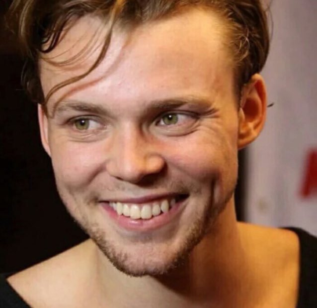 fun5sos's tweet photo. Hey there 😏😏 - Katrine #5SOSFam #BestFanArmy #iHeartAwards https://t.co/kmG4cnu2Y2
