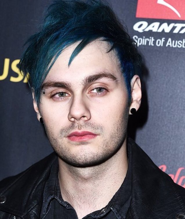 fun5sos's tweet photo. LORD HAVE MERCY 😭 - Katrine #5SOSFam #BestFanArmy #iHeartAwards https://t.co/caErjXjYSy