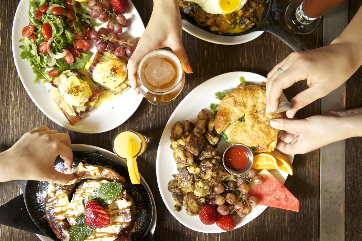 ChiPublicHouse's tweet photo. Decisions are hard... Especially early in the morning. Order one of each!!! #Brunch #AllWeWantIsEverything #EEEEEATS https://t.co/YaaSjswTa8