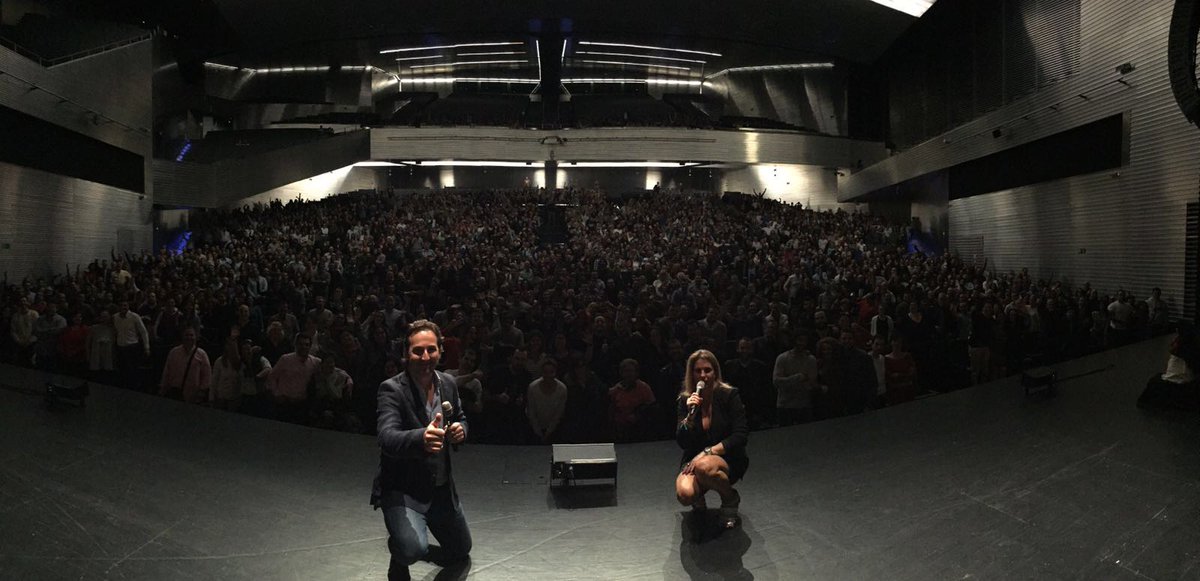 navedelmisterio's tweet photo. Selfie de los 1700 milenarios que nos han acompañado en esta primera #nochedelmisterio en Sevilla ¡Gracias a todos! https://t.co/SqdK6BCizZ
