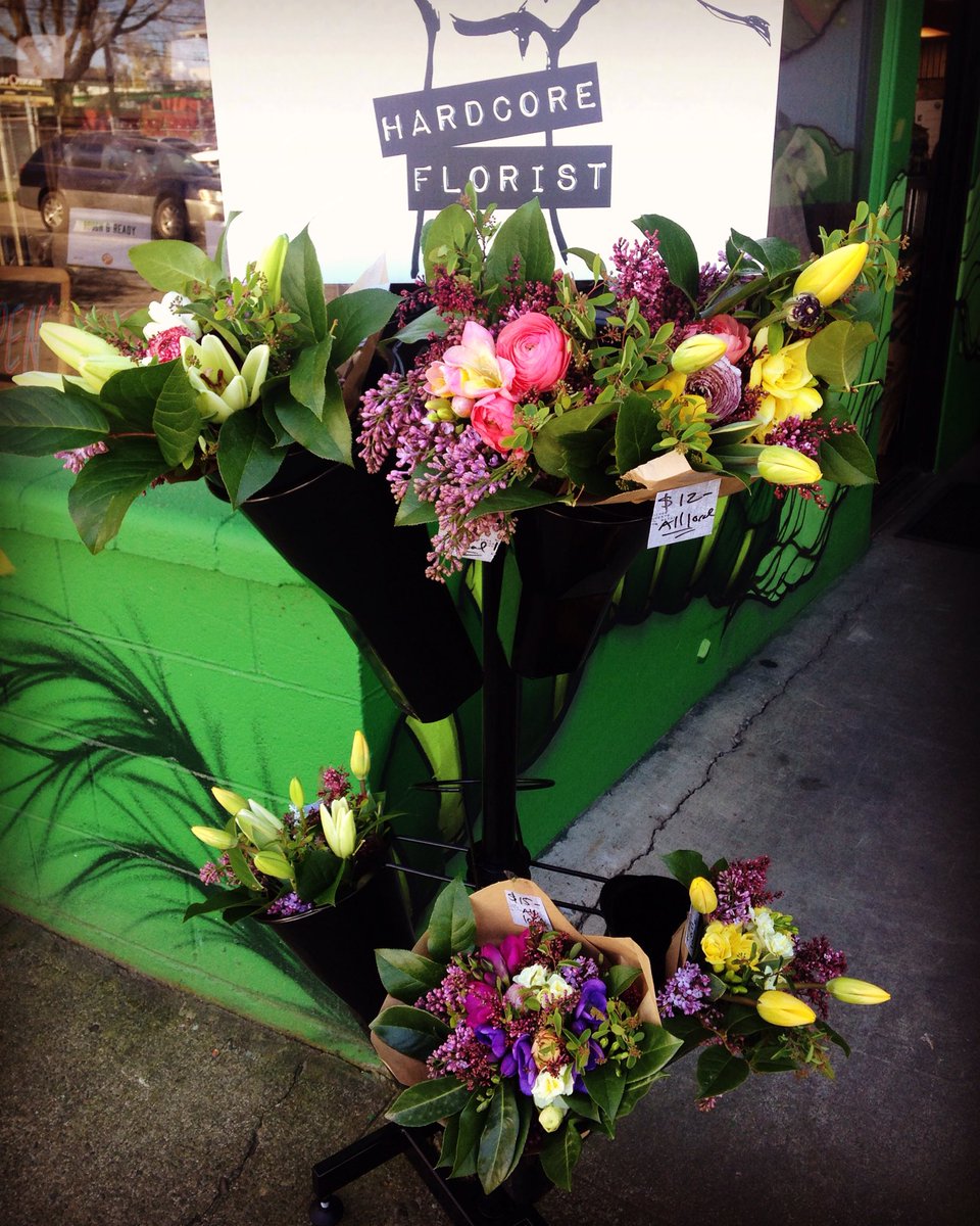 hardcoreflorist's tweet photo. Free puppy with purchase. Today only. 1712 SE Ankeny #portlandflorist #freepuppies https://t.co/FcFhqVosIq