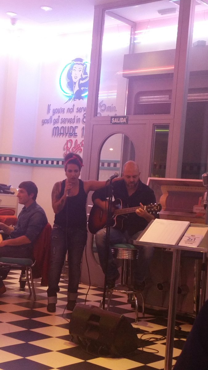 donajimena's tweet photo. Magnífica cena en @TMNervion con grupo en directo #silver-place https://t.co/rAlALGSeku