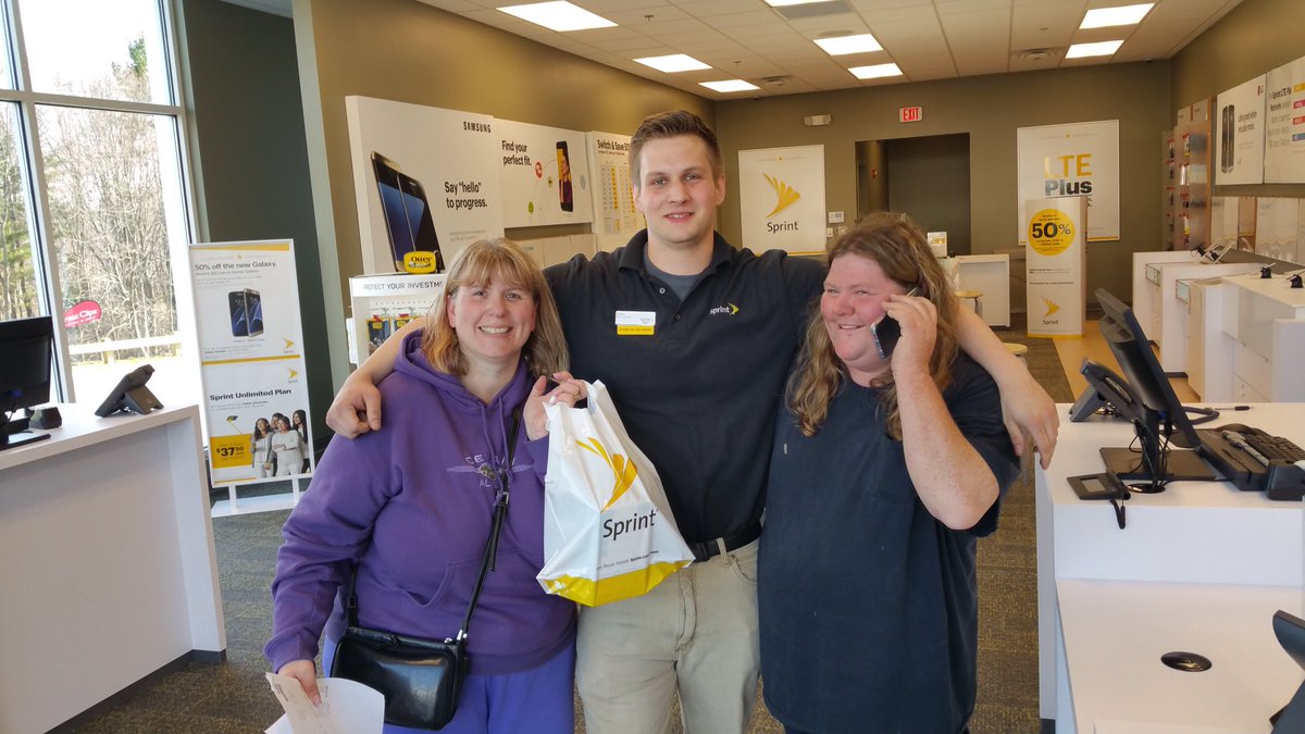 sprintlittleton's tweet image. Thank you Kristy!  Enjoy your 2 new GS7's! #BOGO @sprintNEarea @greigsprint @AlexMelloSprint