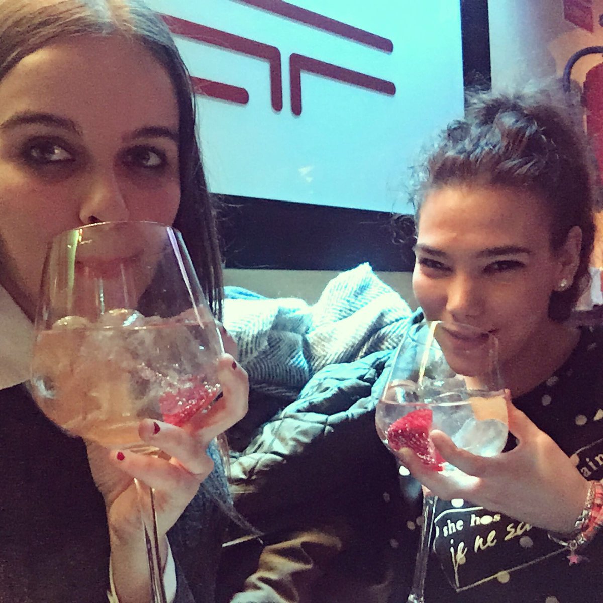 AngelaGutugutu's tweet photo. 🍷🍷🍷 (nuestro lugar de los viernes) https://t.co/unfzQCoy3o