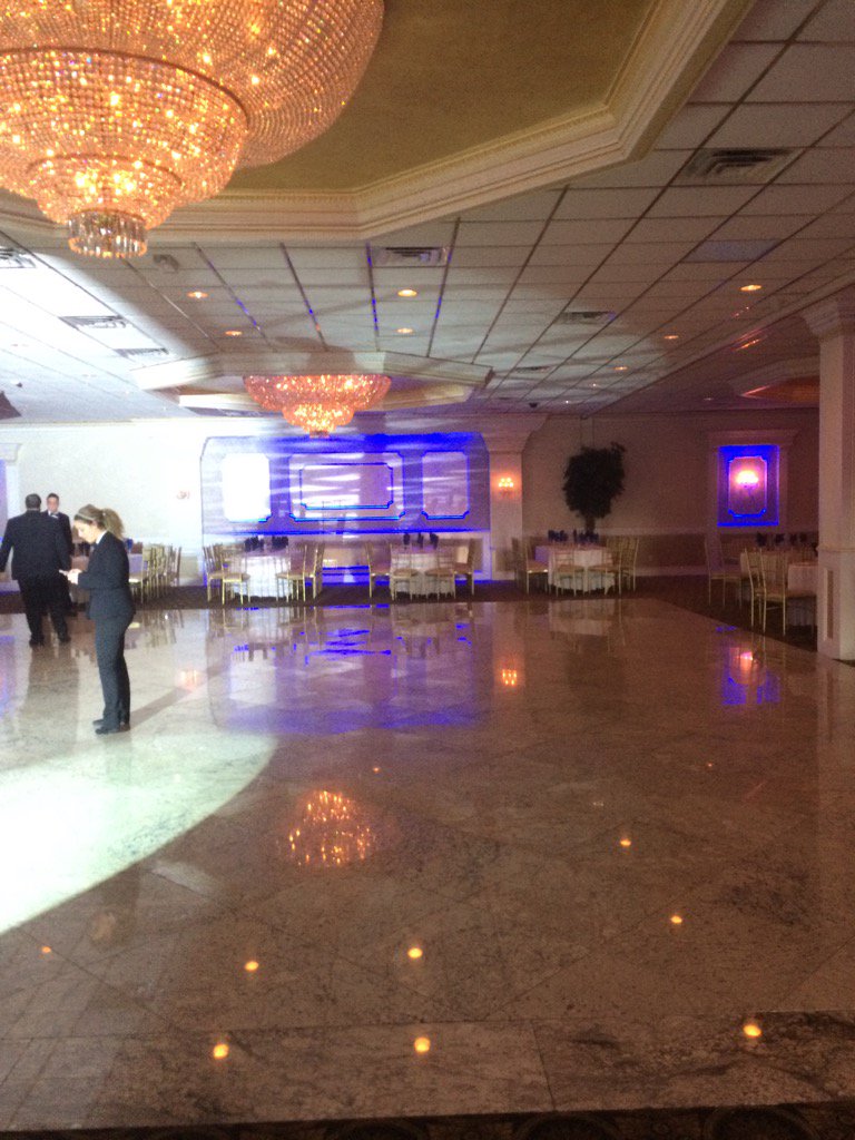 PeaseAMHS's tweet photo. Pre-prom scene at VB. All we need is a few hundred PAC juniors. https://t.co/x8hLI14jwm