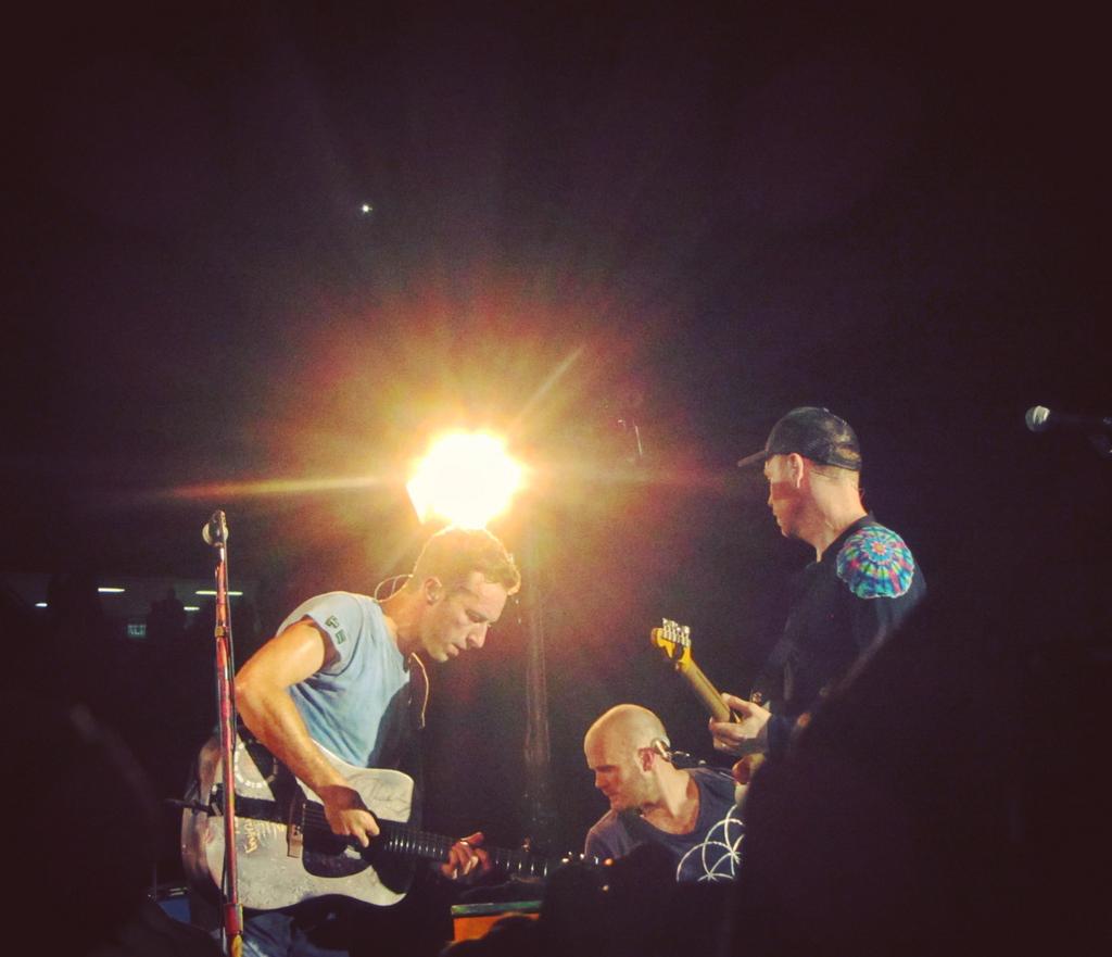 pauaubert's tweet photo. Los voy a extrañar! 🌼🌹🌸🌺 #coldplaybuenosaires
#ahfodtour   #ColdplayEnArgentina https://t.co/YBgbG3A1dd