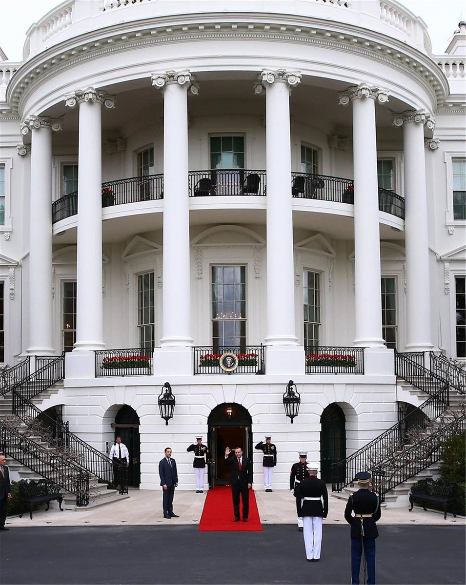 Sarayla prestij dersin
koskoca saray dikersin
Ama Beyaz Sarayda böyle karşılanırsın
Perstij neymiş görürsün
Yazık