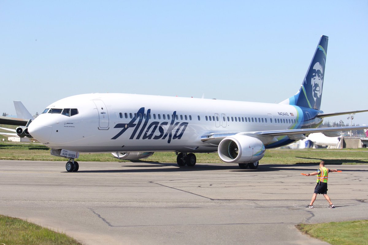 AeroimagesChris's tweet photo. @AlaskaAir N434AS at @Castle_Cooke before departing on a photo flight with @WolfeAirAviatio https://t.co/qKbKrLA9Qc