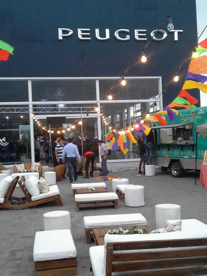 chuky_g's tweet photo. Preparativos para la presentación #Peugeot2008 en #AutomotoresGralSanMartin @peugeotarg https://t.co/DP4ivT0Ofh