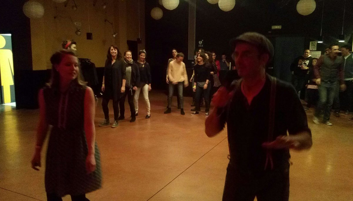 linformatiuSPM's tweet photo. En marxa la #RMS de #radioSPM a @CAMBernades. És una nit de swing i alguns aprenen a ballar-ne https://t.co/a3hEO54Rbx