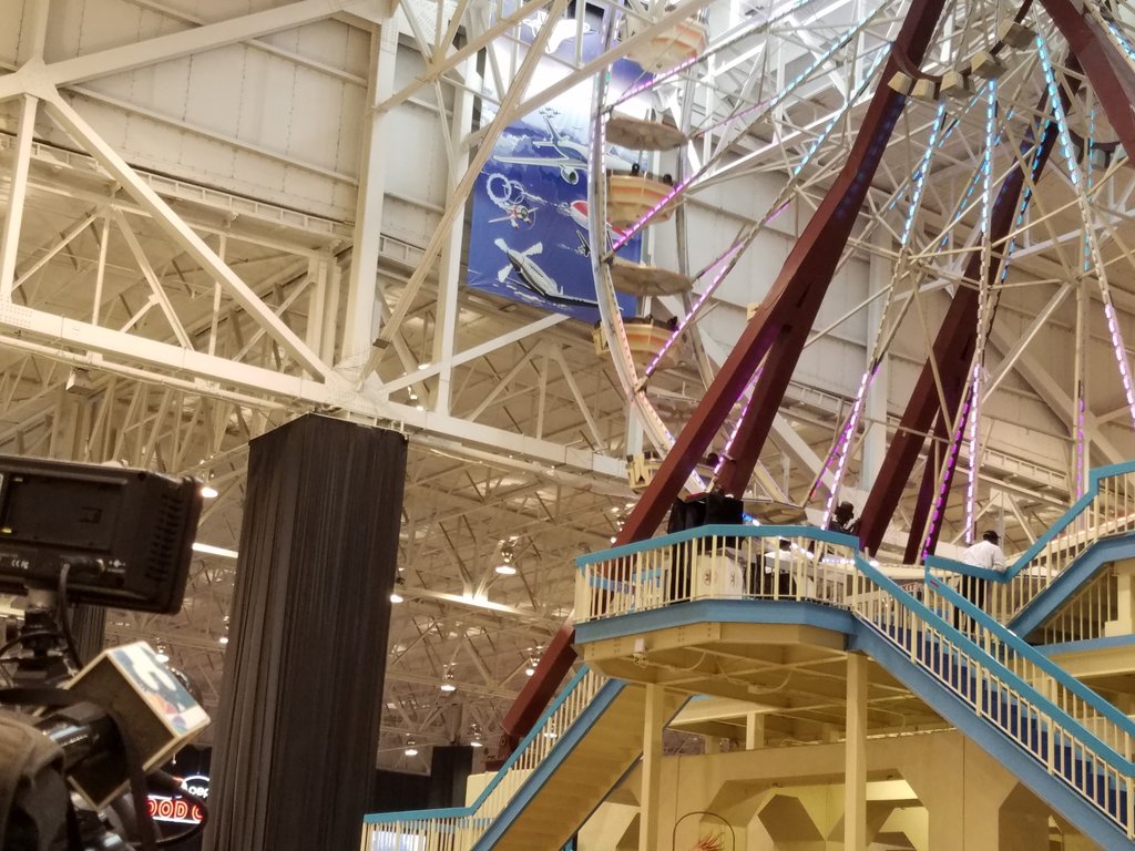 ixcentercle's tweet photo. Watch @wkyc and check out @DJKnyce at the #IX_AMP Ferris Wheel, trying to break the world record. https://t.co/kYM8D50cpy