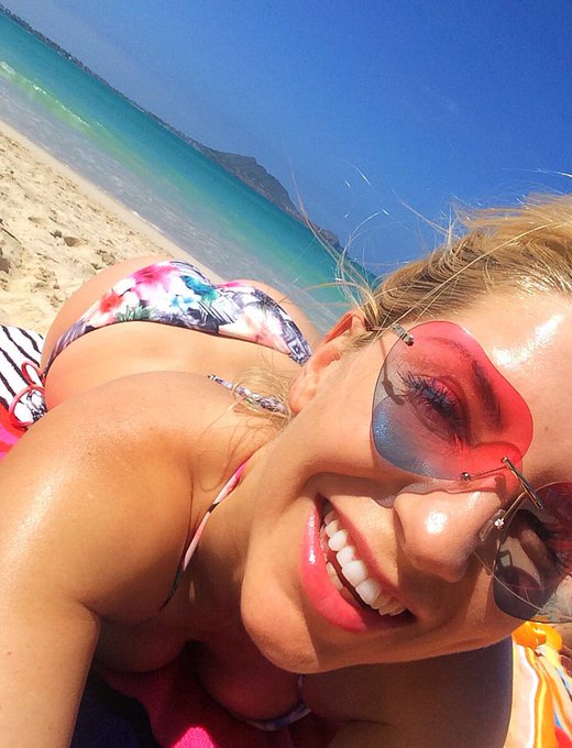 Hello Lovers! https://t.co/Q3qzJVC6Zn