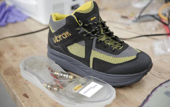 SYSNETColombia's tweet photo. TECNOLOGÍA: Zapatos con USB que cargan sus dispositivos https://t.co/isdVYav0xn https://t.co/4KeG7B71Ee