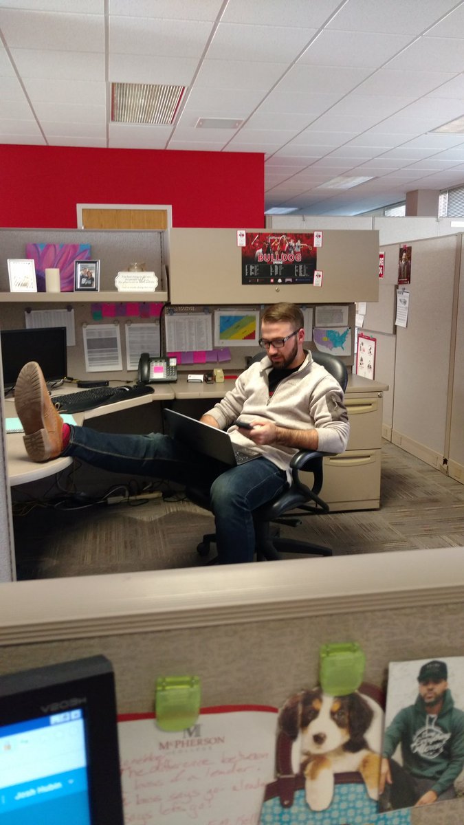 Hubin49_mac's tweet photo. Beating up the phones on a Friday night with my main man @WuestAlex. #FAFSADEADLINE #COFFEEISFORCLOSERS https://t.co/ZGPlYcOsFW