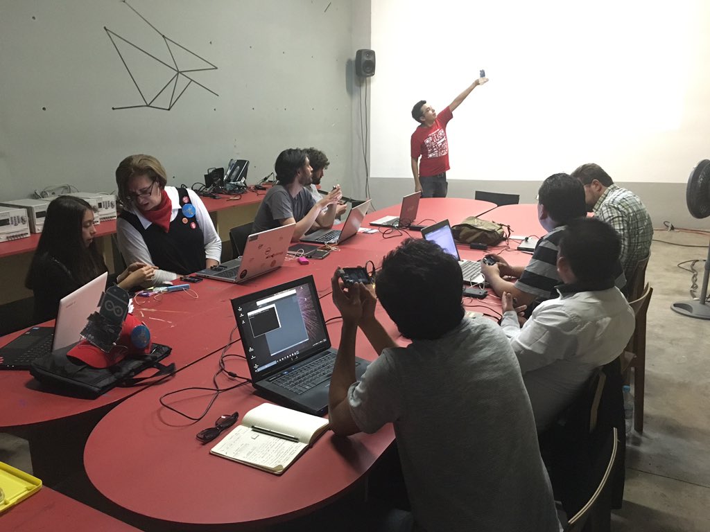 HacedoresCom's tweet image. Taller de #Genuino básico para profesores en el @CCDmx #GenuinoDay2016