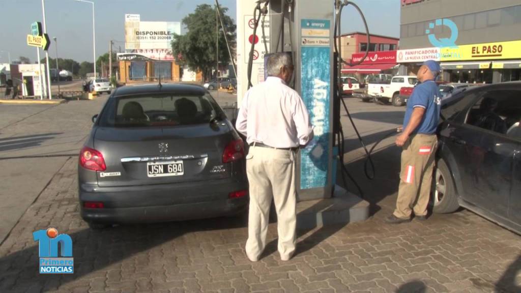 quatrotv's tweet photo. Quejas de los automovilistas por otro aumento en los precios de los combustibles https://t.co/UzbdCEHA0y https://t.co/Yh9t4rmUgL