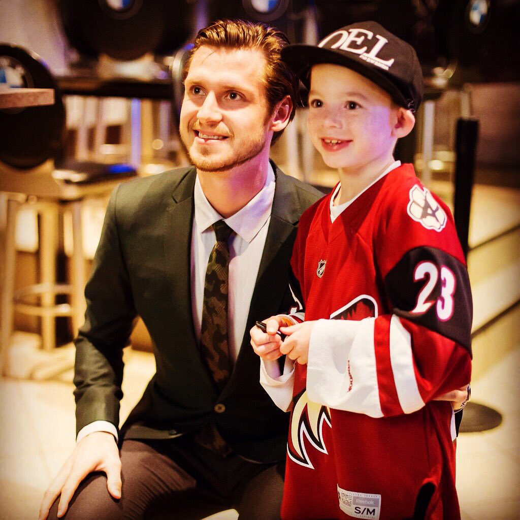 OELofSweden's tweet photo. @OEL_23 always take time to meet up with his fans! What a great combo - OEL snapback cap and a #23 Coyotes Jersey! 👏 https://t.co/UtbaV9Va2u