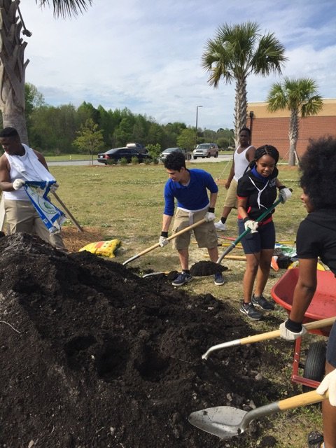 AEBeach_High's tweet photo. @AEBeach_High recycle club / 4-H don't mind getting dirty preparing our garden. @SCCPSS https://t.co/DcJKzBAoOp