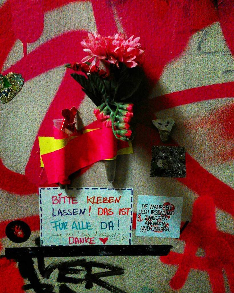 StPoesie's tweet photo. #stpauli #sanktpauli #sanktpauliimpressionen #streetphotography #streetart #urbanart #love… https://t.co/XyUlBn5elq https://t.co/vrtmtD8Bbu