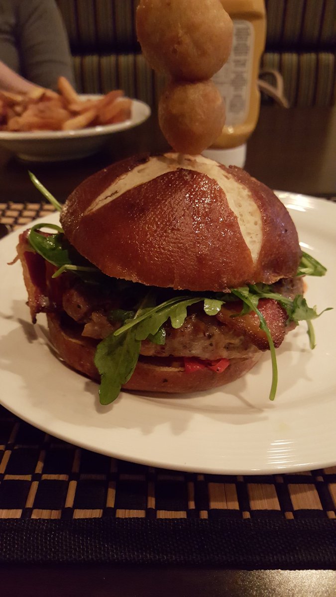 jburt721's tweet photo. Kicked off #PEIBurgerLove at The Rodd Royalty, Wally's Restaurant. Great start to a great month @RoddVacations https://t.co/8JYo4WBrOi
