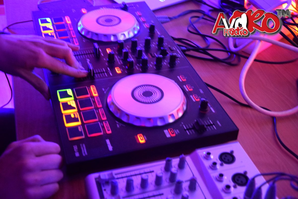 AcrovdRadio's tweet photo. Vandaag kwam @socialdjganzz langs bij @CamwijsradioNL. Nogmaals bedankt; DJ Ganzz! #Ditisacro https://t.co/2DdXTww69v