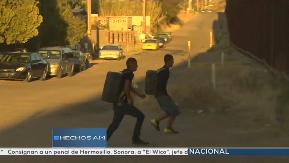 Video catches two suspected Mexican drug smugglers climbing over border ...