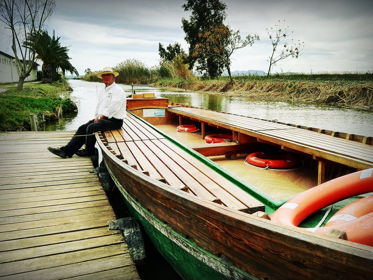 DevesaResort's tweet photo. Embárcate con Juan, no es una simple excursión... sus anécdotas y leyendas sobre la #albufera te apasionarán! https://t.co/gRb2lEubix