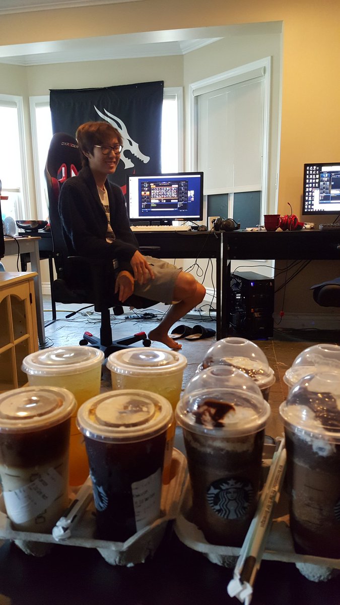 eSportsTDK's tweet photo. Starbucks guy waking Bischu up very well https://t.co/WdlNuQBYsO