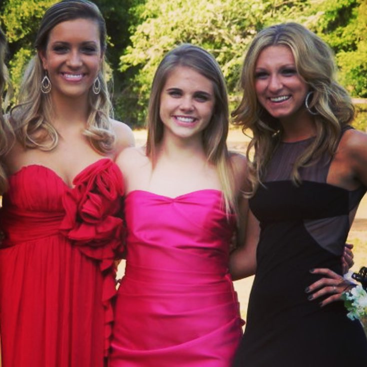 allisonweb987's tweet photo. Throw back to our senior prom 5 years ago in honor of my brother and sisters senior prom tonight🙈 wtf https://t.co/R4vWVgHVta