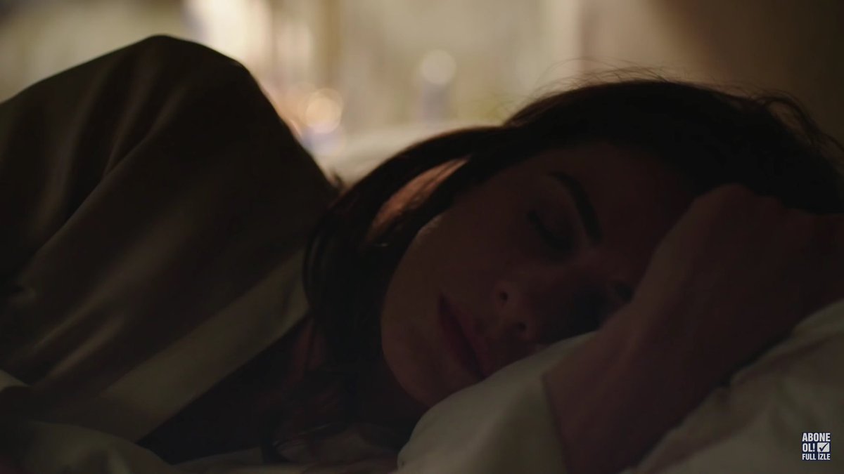 __Sarah0i's tweet photo. هنا كانت تنتظره لانه قالها بنتطلق ولما رجع سوت نفسها نايمه 💔 #Paramparça https://t.co/TCwOWlKVS9
