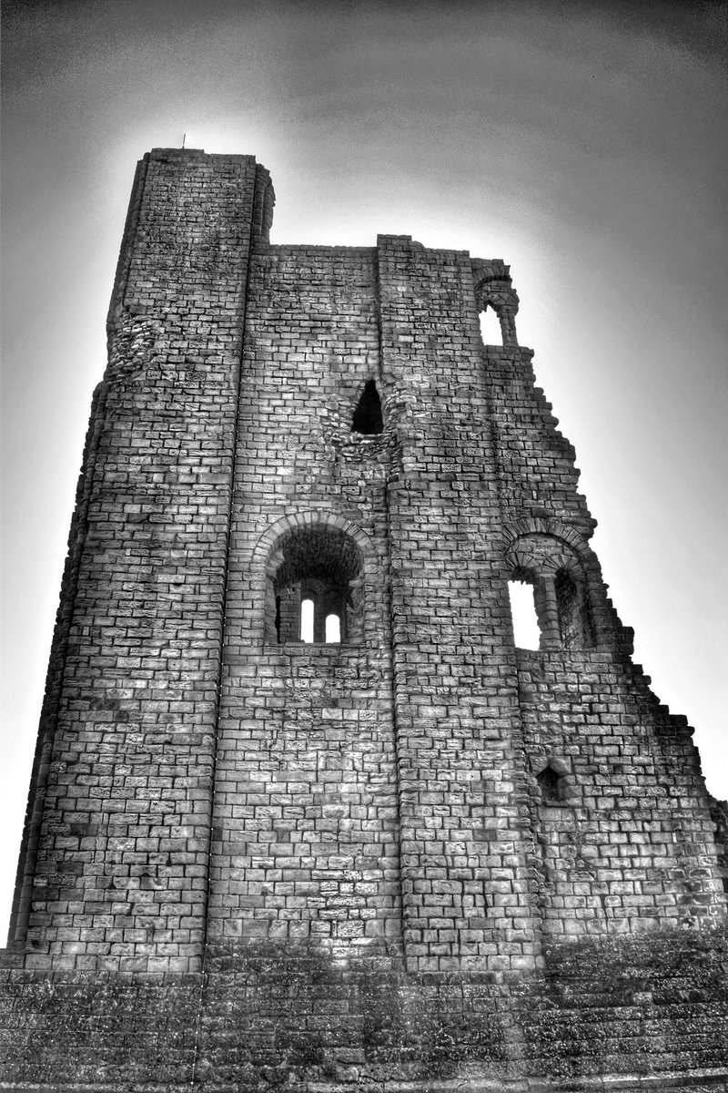 jot1983's tweet photo. Scarborough Castle @YorksCoastRadio @Scarborough_UK @EnglishHeritage @NYMoorsCoast @Yorkshire_IP @Welcome2Yorks https://t.co/6ZNYtJUiYV