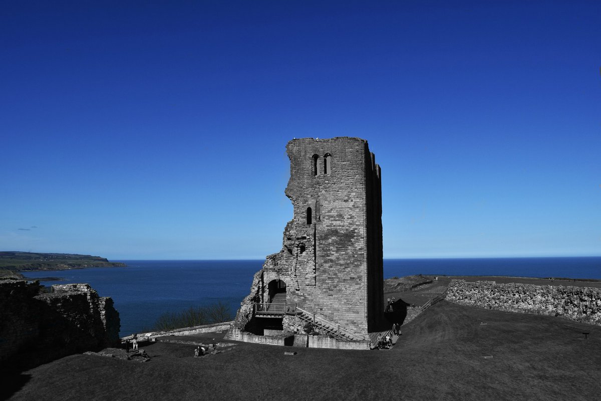 jot1983's tweet photo. Scarborough Castle @YorksCoastRadio @Scarborough_UK @EnglishHeritage @NYMoorsCoast @Yorkshire_IP @Welcome2Yorks https://t.co/6ZNYtJUiYV