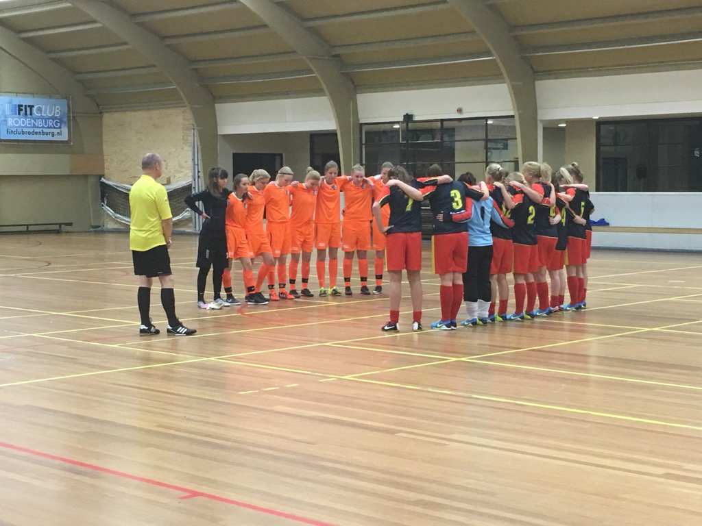 Wedstrijd <a href="/vvNwRoden/">V.V. Nieuw-Roden</a> VR2- <a href="/zvvreuz/">zvv REUZ</a>  VR1 begint met een minuut stilte voor de legendarische nummer 14 #knvb#cruyff