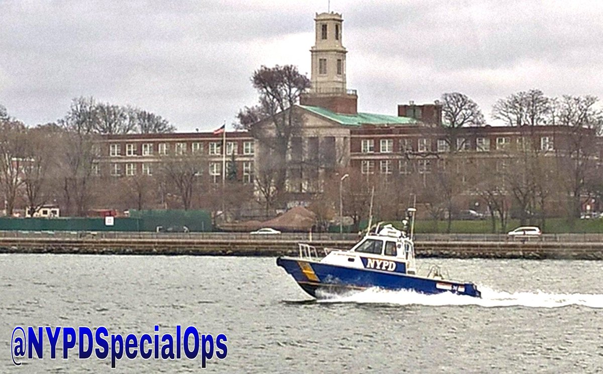 NYPDSpecialops's tweet photo. Harbor Launch # 36 patrolling the waters of #Brooklyn. #SOD keeping #NYC safe Sea/Land/Air #FortHamiltonHighSchool https://t.co/OmosRpUs2B